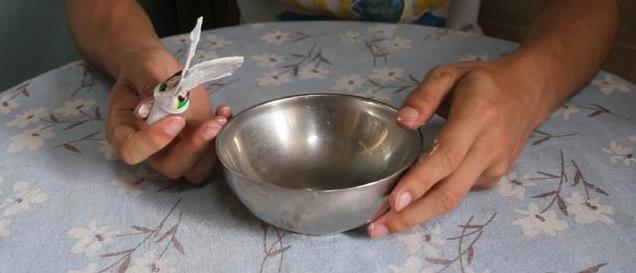 用完的牙膏皮別扔了，剪幾刀放在家裡特別「值錢」，全家人都搶著用