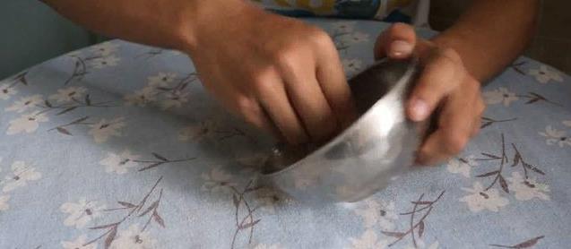 用完的牙膏皮別扔了，剪幾刀放在家裡特別「值錢」，全家人都搶著用