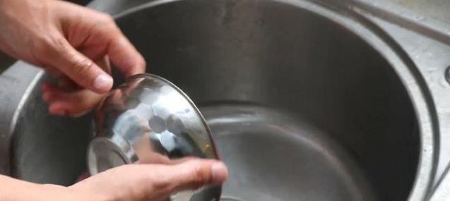 用完的牙膏皮別扔了，剪幾刀放在家裡特別「值錢」，全家人都搶著用