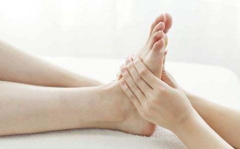 噎到、落枕、腳抽筋、腳麻如何自救？花2分鐘學起來，很受用！