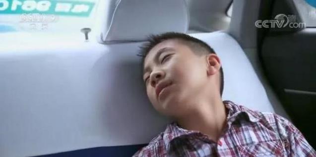 10年跟拍5個孩子，反差巨大，放手的媽媽VS不放手的媽媽形成鮮明對比