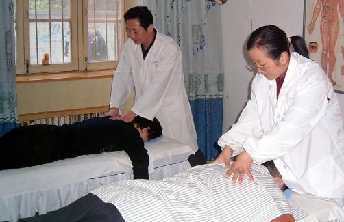 一把花椒加紅糖，解決腰椎痛，腿麻、坐骨痛消失了，爬樓梯也不怕了，值得一試