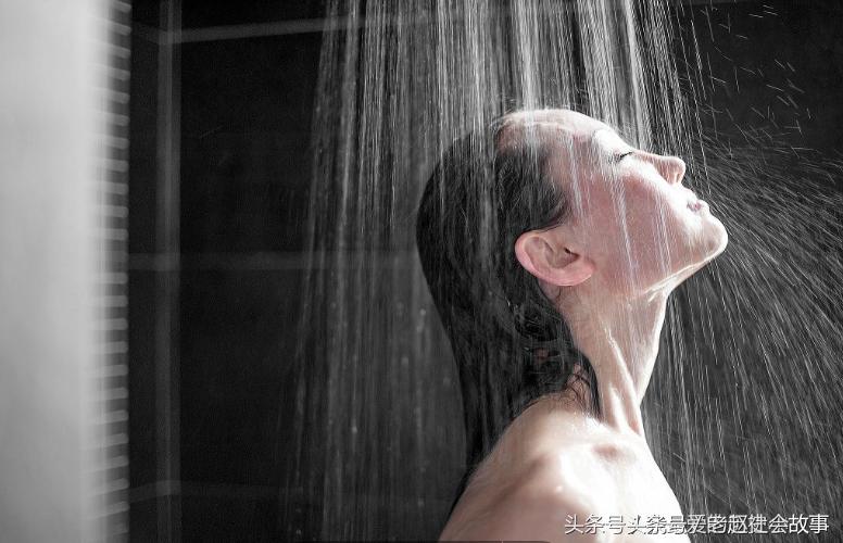 「邊洗澡邊尿尿」很不衛生？專家點破「驚人真相」呼籲大家一起便溺救地球！
