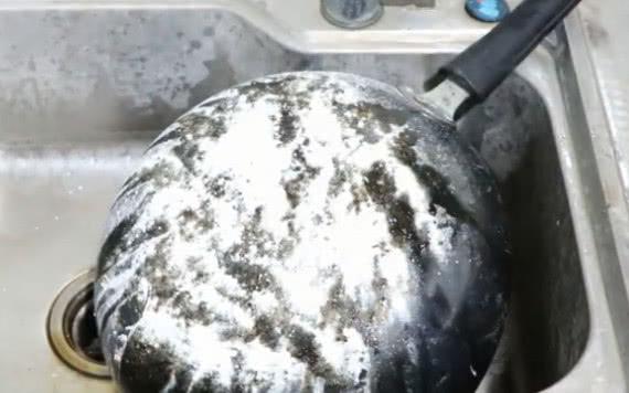 鍋底黑垢太厚？用一個簡單方法，頑固黑垢一擦就掉，還你一口新鍋！