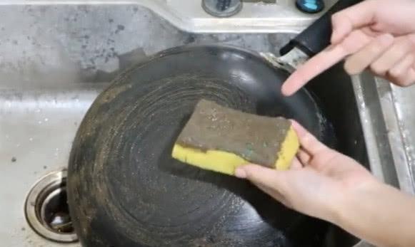 鍋底黑垢太厚？用一個簡單方法，頑固黑垢一擦就掉，還你一口新鍋！