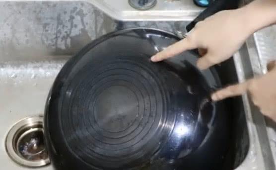鍋底黑垢太厚？用一個簡單方法，頑固黑垢一擦就掉，還你一口新鍋！