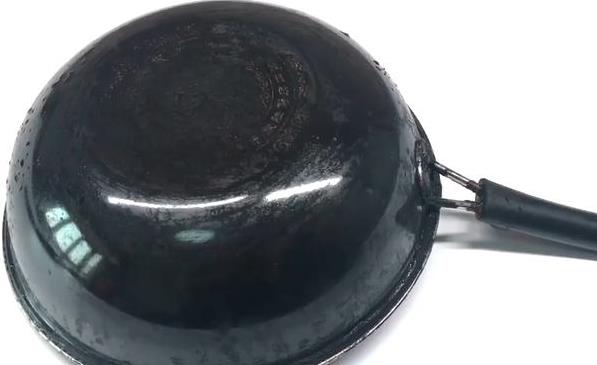 鍋底黑垢太厚？用一個簡單方法，頑固黑垢一擦就掉，還你一口新鍋！