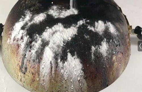 鍋底黑垢太厚？用一個簡單方法，頑固黑垢一擦就掉，還你一口新鍋！