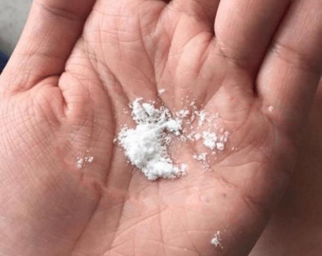 牙黃牙臭別用鹽水洗，蠢！一常見物，往水一丟，還你一口「大白牙」!