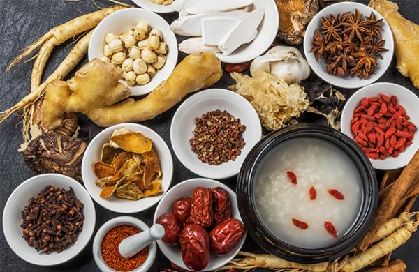 手腳冰涼煮黑豆紅棗龍眼粥