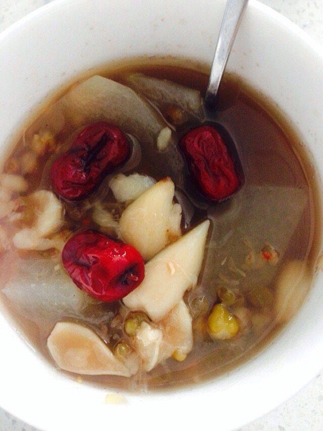 身體不胖卻有小肚子，每天喝一碗，祛濕消腫、小肚子慢慢平了。抗餓不傷身