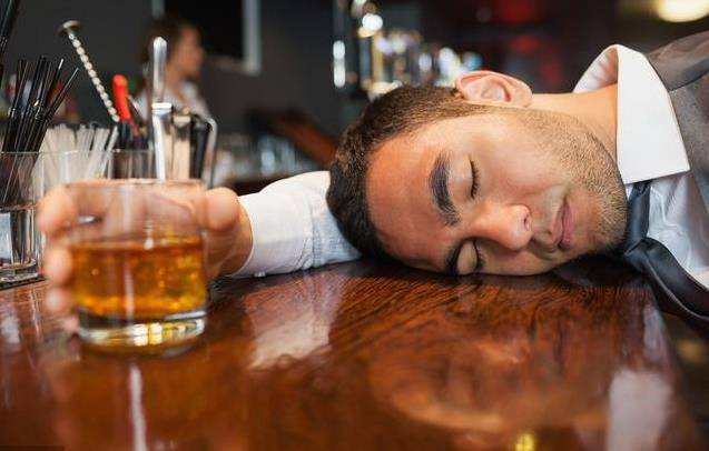 腦中風都是「吃」出來的？醫生：過了50歲，這3種食物再喜歡也要忌口，戒掉4惡習，腦血管不好的人注意！