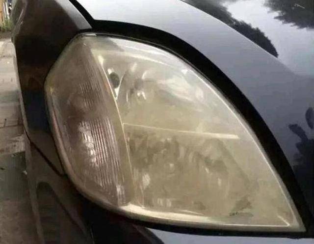 汽車大燈發黃模糊先別換，老司機教你兩招，大燈瞬間變成新的，好聰明啊