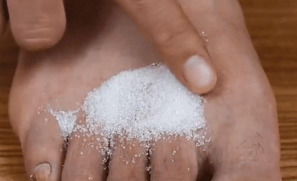 白糖撒在腳上太厲害，解決了很多人的難言之隱，每個家庭都需要，用過的都誇好