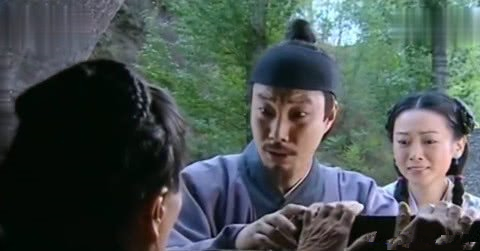 兒子把親娘關進墳墓，每送一頓飯就砌一塊磚，直到把墳口堵住