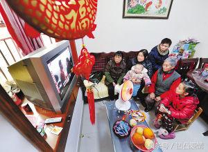 我媽和弟弟住在一起，房產全給弟弟，而養老費用我和弟弟一人一半