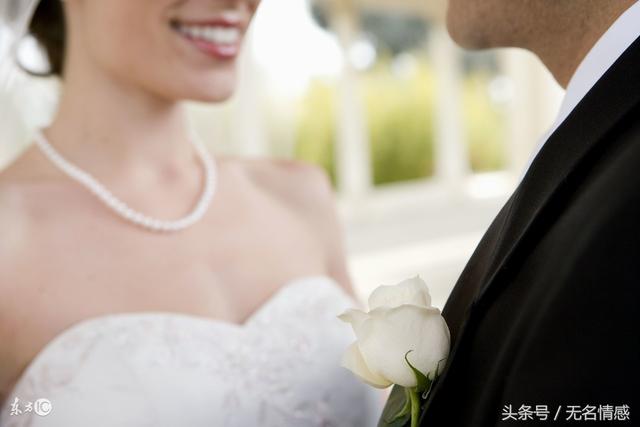 結婚給老婆10萬彩禮，婚後半年她生下雙胞胎，滿月酒上她原形畢露