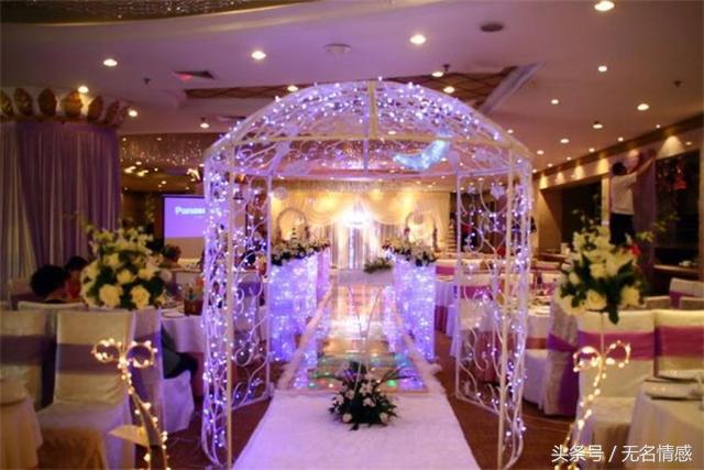 結婚給老婆10萬彩禮，婚後半年她生下雙胞胎，滿月酒上她原形畢露