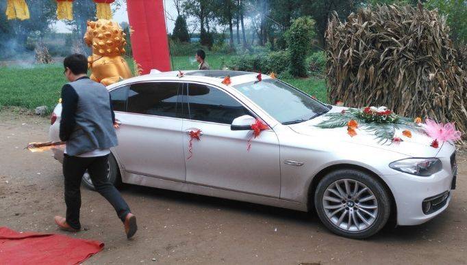 姐姐結婚，瘋弟弟攔著不讓上婚車，強行拉開，瞅見車門，全場蒙住