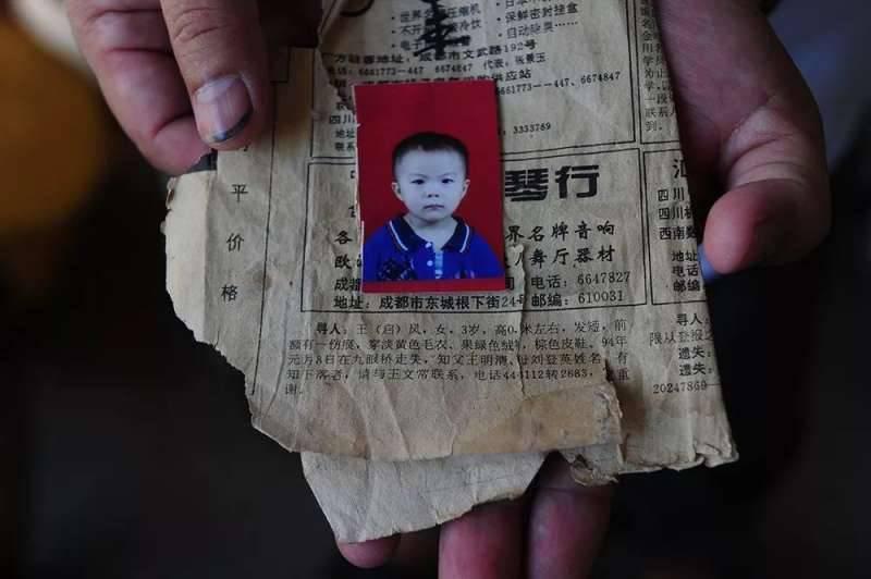 孩子失蹤「父親改當司機」只盼女兒有天坐上車堅持24年「愛女終於出現」卻太感人了