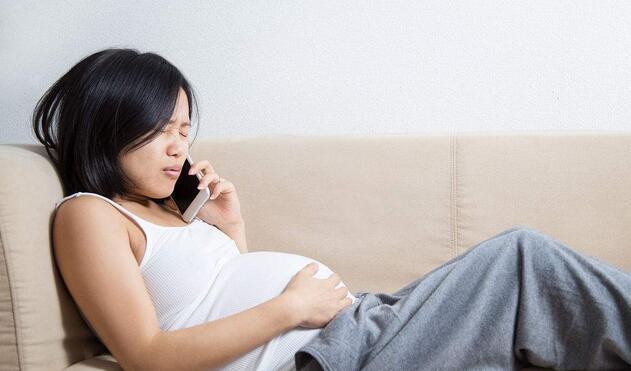 35周孕婦懷雙胞胎，在浴室被老公打至出血，醫生的話讓家人崩潰！