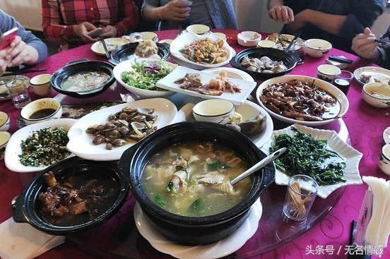 兒子滿月酒，老公前妻送禮物祝賀，半夜聽到異響，我氣的想要離婚