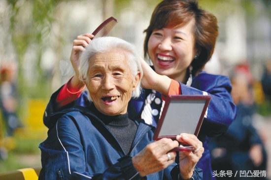 婆婆：誰給我們養老我就把財產留給誰！大姑姐：不稀罕！