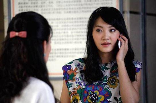 女孩幫助賣菜奶奶，每次都多給零錢，直到奶奶坐上豪車，女孩笑了