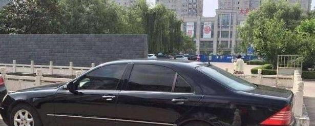 女孩幫助賣菜奶奶，每次都多給零錢，直到奶奶坐上豪車，女孩笑了