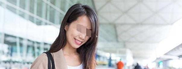 女孩幫助賣菜奶奶，每次都多給零錢，直到奶奶坐上豪車，女孩笑了