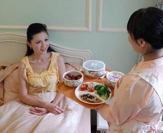 二胎又生女兒，坐月子自己做飯，小姑子送一箱雞蛋，我砸了婆家