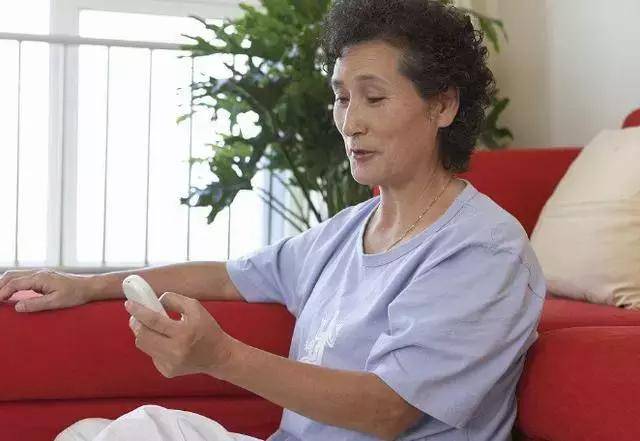 去兒子家養老，兒媳給我吃素菜我去找兒子訴苦，他的話我感動了