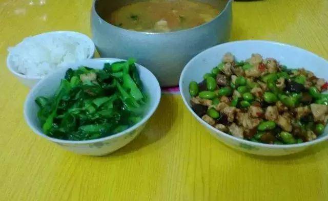 去兒子家養老，兒媳給我吃素菜我去找兒子訴苦，他的話我感動了
