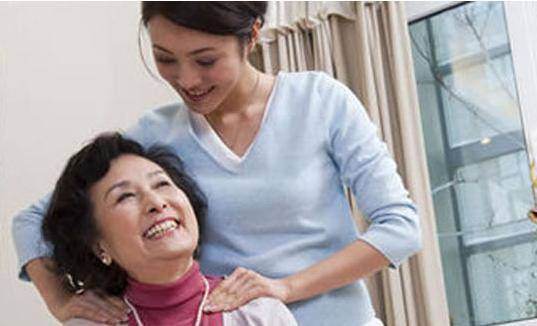  二胎又生女兒婆婆卻把家產都給了我，聽了鄰居說的話，才知自己傻