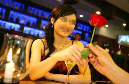 陪男友回家，准婆婆給我厚紅包，回家偷偷撕開後，我心裡五味雜陳