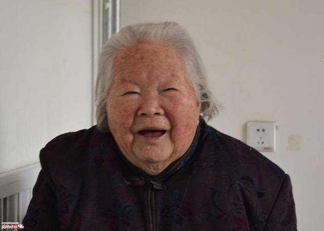 下班回家，見農村母親睡我家樓道，聽完老婆的解釋，我鎖住家門