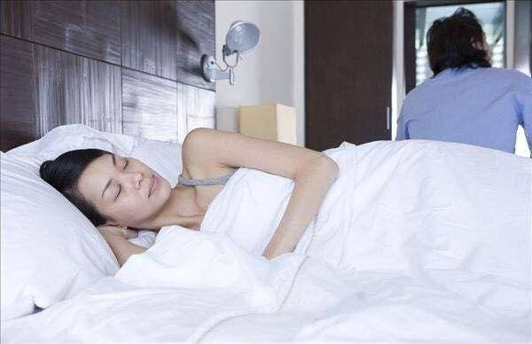 下班回家，見農村母親睡我家樓道，聽完老婆的解釋，我鎖住家門