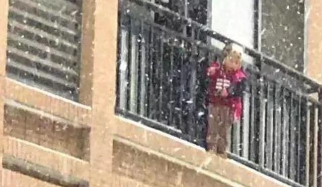 4歲小孩獨自在家無人看管，差點掉下窗戶，被困40分鐘幸得好心人獲救。