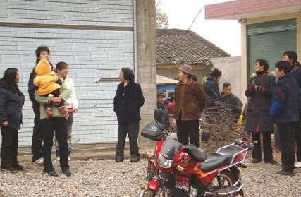 小姑子未婚先孕，全家成了笑柄，三年後門口來輛豪車，全家傻住