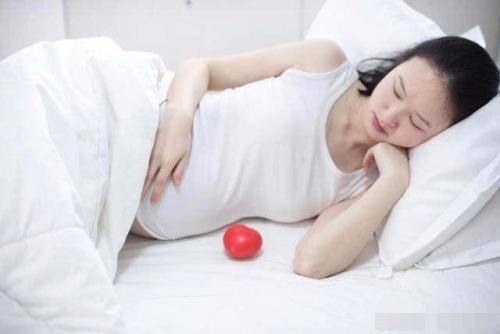 小姑子未婚先孕，全家成了笑柄，三年後門口來輛豪車，全家傻住