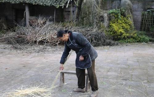 小姑子未婚先孕，全家成了笑柄，三年後門口來輛豪車，全家傻住