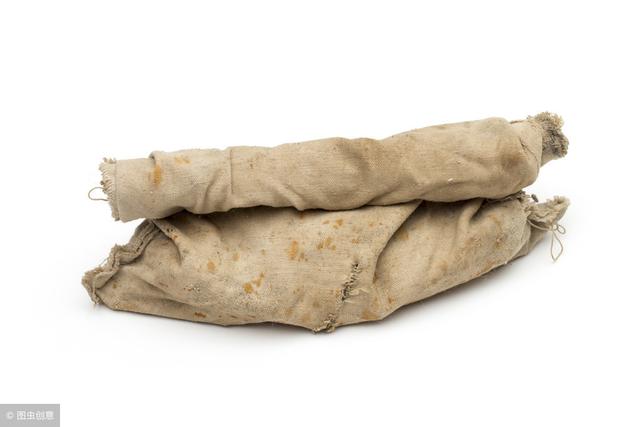 母親去世後，繼父將俺掃地出門，臨終前給俺一破袋子，癱坐在地