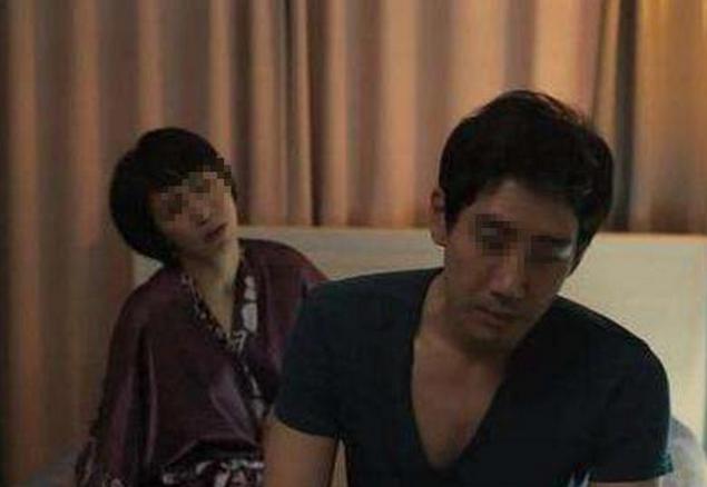 丈夫包里發現女士內衣，妻子心生疑慮，偷偷跟隨，走到樓下她眼睛濕潤了