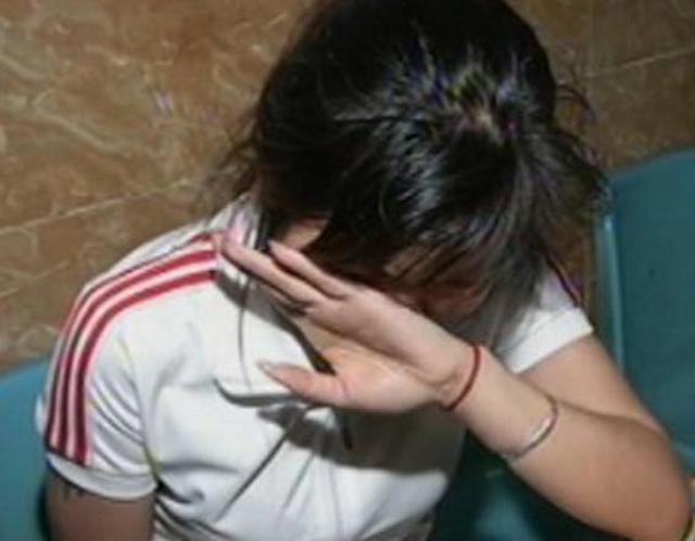 丈夫包里發現女士內衣，妻子心生疑慮，偷偷跟隨，走到樓下她眼睛濕潤了