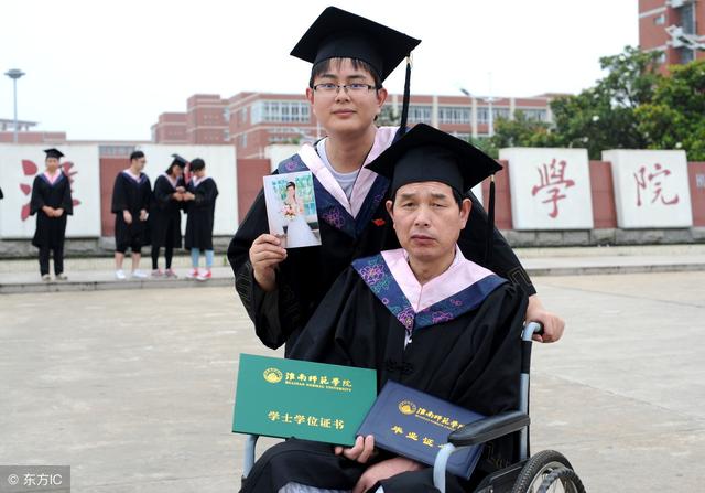 父親去世一年，兒子外出打工出車禍，收拾遺物，癱在地上