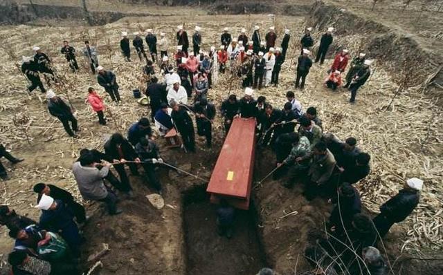 父親去世一年，兒子外出打工出車禍，收拾遺物，癱在地上