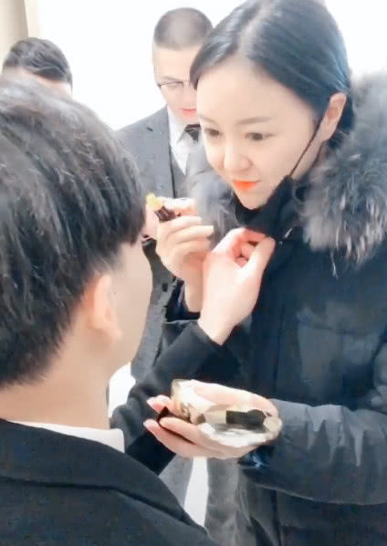 新郎參加婚禮時扯下化妝師的口罩，卻瞧到了心心念念的前女友