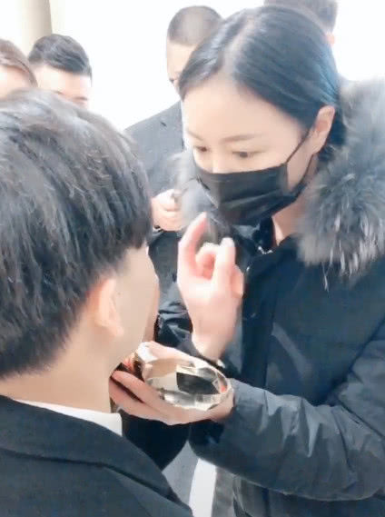 新郎參加婚禮時扯下化妝師的口罩，卻瞧到了心心念念的前女友