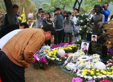 妻子去世後，男子娶保姆，2年後他患癌症，保姆掀開床墊後愣住了！