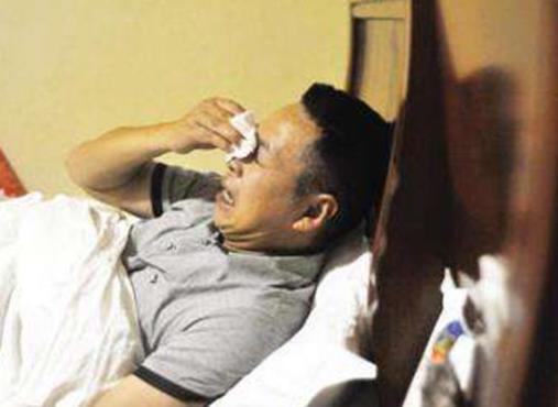 妻子去世後，男子娶保姆，2年後他患癌症，保姆掀開床墊後愣住了！